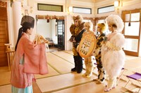 ミュージカル「キャッツ」のキャストが東京・今戸神社を参拝する様子。