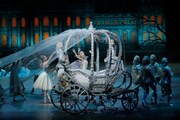 新国立劇場バレエ団「シンデレラ」より。（撮影：瀬戸秀美）