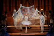 新国立劇場バレエ団「シンデレラ」より。（撮影：瀬戸秀美）