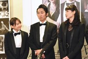左から木崎ゆりあ、石田明、矢島舞美。