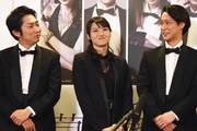 左から石田明、矢島舞美、味方良介。
