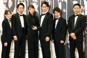左から木崎ゆりあ、石田明、矢島舞美、味方良介、佐久本宝、松本利夫。