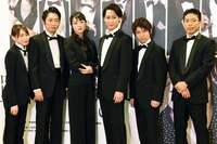 左から木崎ゆりあ、石田明、矢島舞美、味方良介、佐久本宝、松本利夫。
