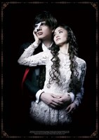 ミュージカル「ファントム」より、左から城田優扮するファントム（エリック）、木下晴香扮するクリスティーヌ・ダーエ。