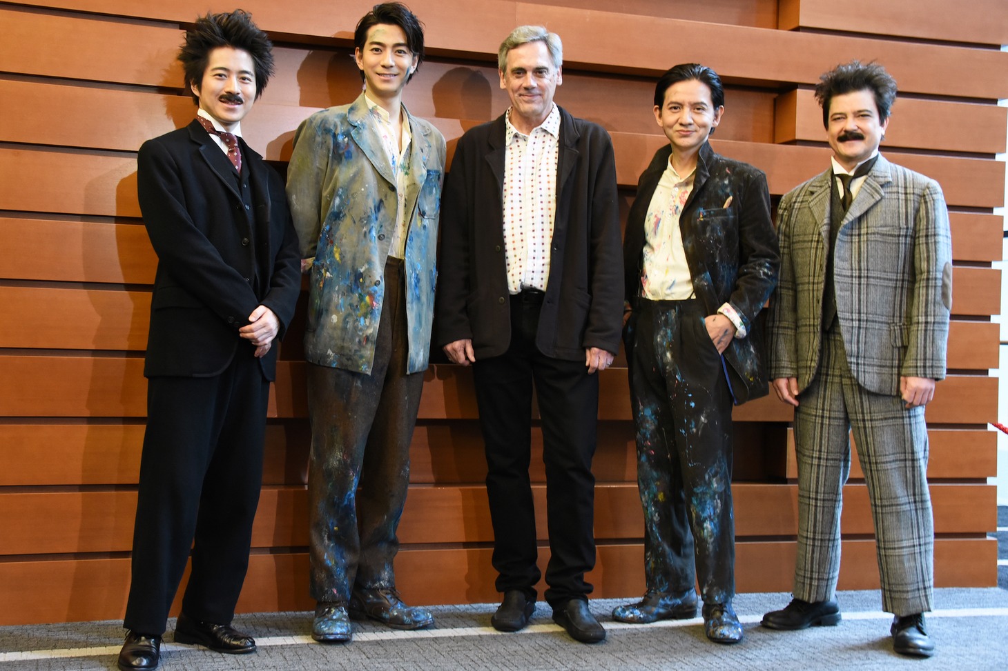 「ピカソとアインシュタイン～星降る夜の奇跡～」囲み取材より。左から村井良大、三浦翔平、ランダル・アーニー、岡本健一、川平慈英。