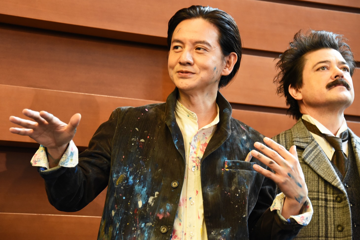 左から岡本健一、川平慈英。