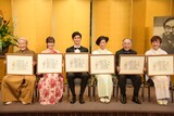 第44回菊田一夫演劇賞 授賞式より、左から高田次郎、生田絵梨花、古川雄大、若村麻由美、橋爪功、大竹しのぶ。