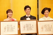 左から生田絵梨花、古川雄大、若村麻由美。