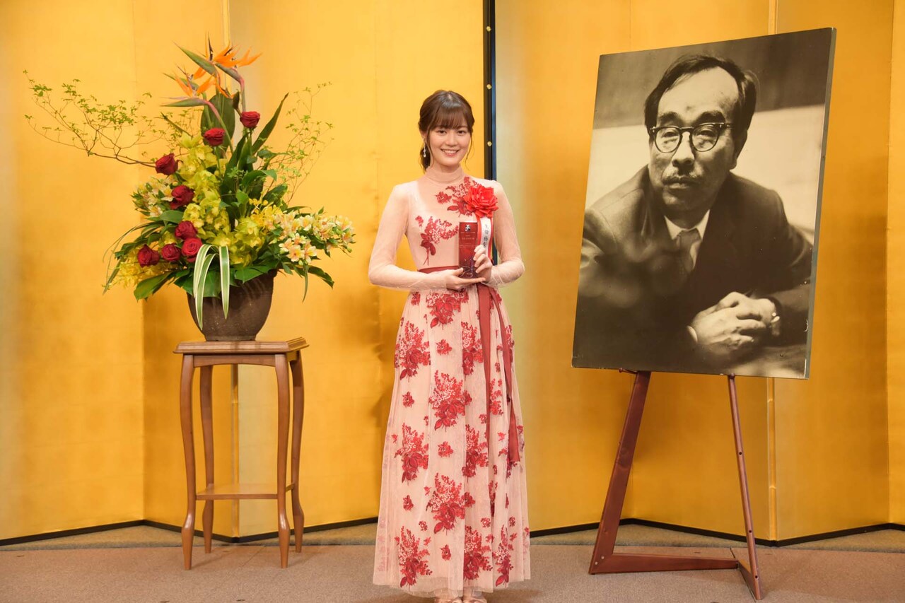 生田絵梨花「夢の中にいるような気持ち」菊田一夫演劇賞授賞式でさらなる飛躍誓う