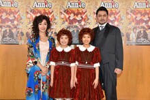 丸美屋食品ミュージカル「アニー」のキャスト。左から早見優、岡菜々子、山崎玲奈、藤本隆宏。
