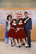 丸美屋食品ミュージカル「アニー」のキャスト。左から早見優、岡菜々子、山崎玲奈、藤本隆宏。