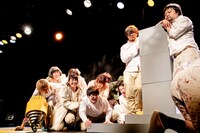 劇団「地蔵中毒」無教訓意味なし演劇 vol.9「懺悔室、充実の4LDK」より。（撮影：塚田史香）