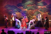 「南座新開場記念『京都ミライマツリ2019』Supported by SUNTORY」より、「きゃりーかぶきかぶき」の様子。(c)松竹