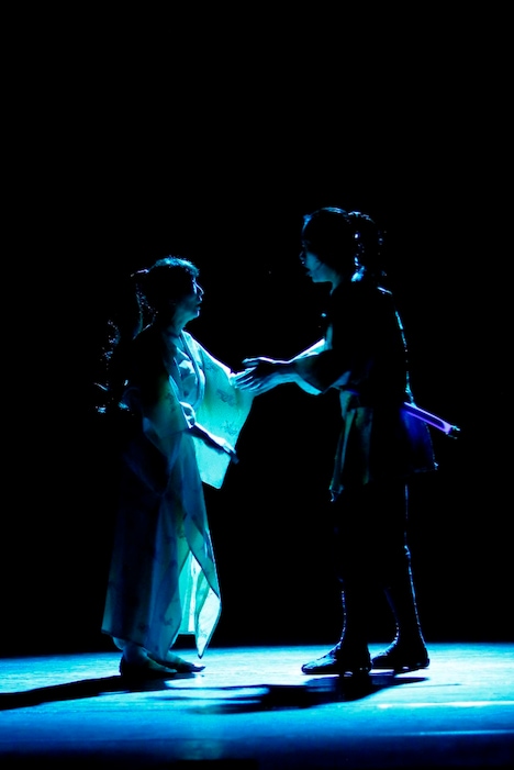 シアターRAKU「女の平和～不思議な国のエロス～」より。(c)横田敦史