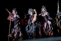 シアターRAKU「女の平和～不思議な国のエロス～」より。(c)横田敦史