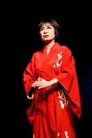 シアターRAKU「女の平和～不思議な国のエロス～」より。(c)横田敦史