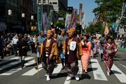 パレードに参加する「武田鉄矢・コロッケ特別公演」出演者。