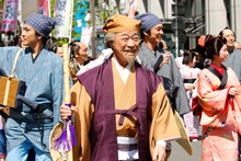 パレードに参加する「武田鉄矢・コロッケ特別公演」出演者。