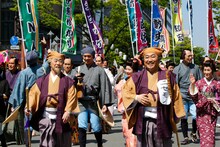 パレードに参加する「武田鉄矢・コロッケ特別公演」出演者。