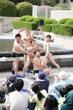 劇団 短距離男道ミサイルのパフォーマンス。（撮影：山口真由子）