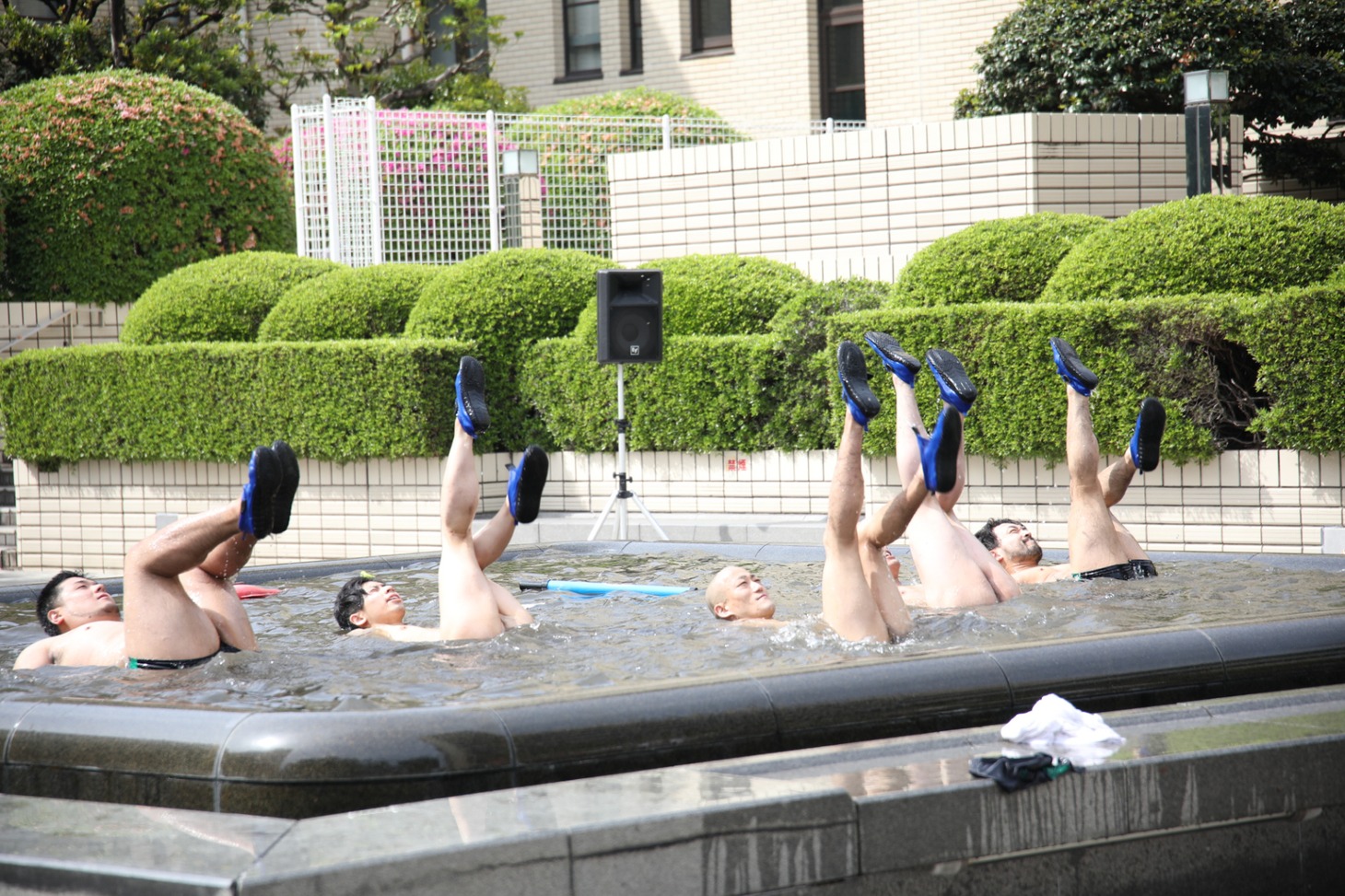 劇団 短距離男道ミサイルのパフォーマンス。（撮影：山口真由子）