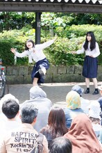 ロロのパフォーマンス。（撮影：山口真由子）