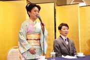 左から山村紅葉、篠井英介。