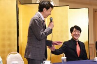 左から篠井英介、河合雪之丞。