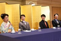 「このような場で話せるようなかわいい武勇伝はございません！（笑）」と述べる山村紅葉（左）。
