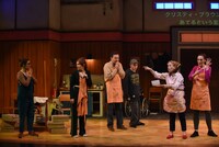 ミュージカル「マイ・レフト / ライトフット」より。（撮影：平尾正志）