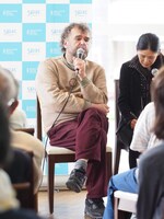 5月6日に行われたアーティストトークにて、ピッポ・デルボーノ。（撮影：平尾正志）