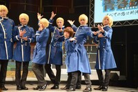 「ミュージカル『青春-AOHARU-鉄道』すべての路は所沢へ通ず」囲み取材より。思い思いのポーズで“西武愛”を表現するキャストたち。左から西武安比奈線役の渡辺コウジ、西武新宿線役の橋本汰斗、西武池袋線役のKIMERU、西武国分寺線役の木村敦、西武有楽町線役の土方柚希、西武西武園線役の馬場良馬。