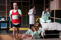 文学座5月アトリエの会「いずれおとらぬトトントトン」より。（撮影：宮川舞子）