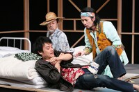 文学座5月アトリエの会「いずれおとらぬトトントトン」より。（撮影：宮川舞子）