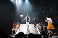 女性ファンに囲まれる東堂尽八（秋葉友佑）。