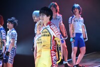 糠信泰州演じる小野田坂道（中央）。