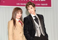 宝塚歌劇花組「TAKARAZUKA MUSICAL ROMANCE『花より男子』」制作発表会より、左から城妃美伶、柚香光。