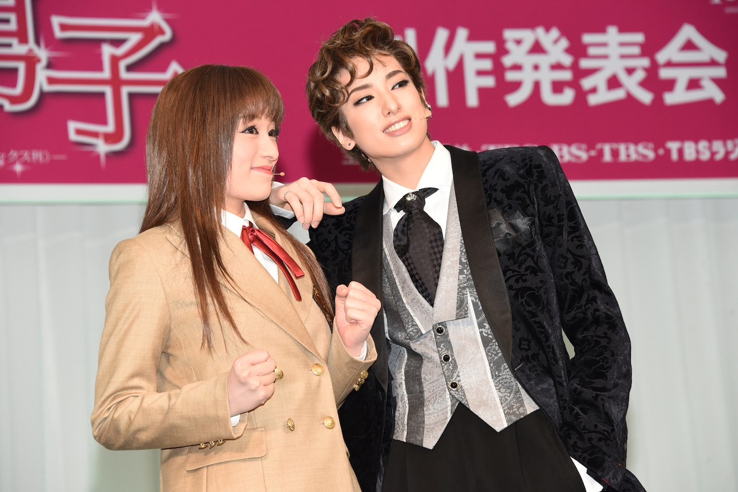 左から城妃美伶、柚香光。