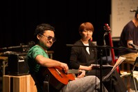 「岩井秀人『ミュージカルのクリエーション』成果発表ライブ」より。（撮影：igaki photo sutudio / 写真提供：城崎国際アートセンター）