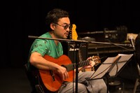 「岩井秀人『ミュージカルのクリエーション』成果発表ライブ」より。（撮影：igaki photo sutudio / 写真提供：城崎国際アートセンター）