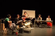 「岩井秀人『ミュージカルのクリエーション』成果発表ライブ」より。（撮影：igaki photo sutudio / 写真提供：城崎国際アートセンター）