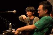 「岩井秀人『ミュージカルのクリエーション』成果発表ライブ」より。（撮影：igaki photo sutudio / 写真提供：城崎国際アートセンター）