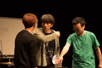 「岩井秀人『ミュージカルのクリエーション』成果発表ライブ」より。（撮影：igaki photo sutudio / 写真提供：城崎国際アートセンター）