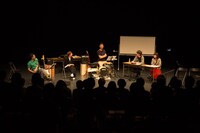 「岩井秀人『ミュージカルのクリエーション』成果発表ライブ」より。（撮影：igaki photo sutudio / 写真提供：城崎国際アートセンター）