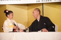 左から堀越麗禾、市川海老蔵。