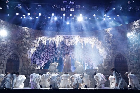 「COCOON 月の翳り星ひとつ」より、「星ひとつ」編の様子。（撮影：遠山高広 / 提供：ワタナベエンターテインメント）