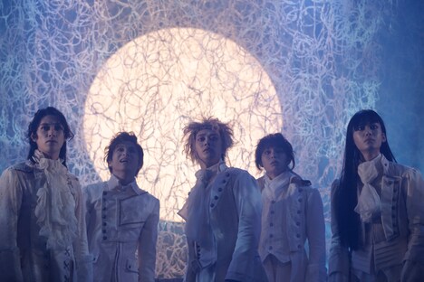 「COCOON 月の翳り星ひとつ」より、「月の翳り」編の様子。（撮影：遠山高広 / 提供：ワタナベエンターテインメント）