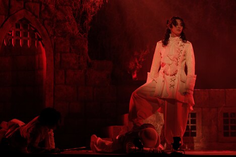 「COCOON 月の翳り星ひとつ」より、「月の翳り」編の様子。（撮影：遠山高広 / 提供：ワタナベエンターテインメント）