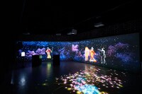 「KABUKI ノ ヒカリ」より、「吉野の花道」の様子。