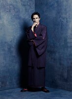 橘ケンチ扮する中禅寺秋彦。